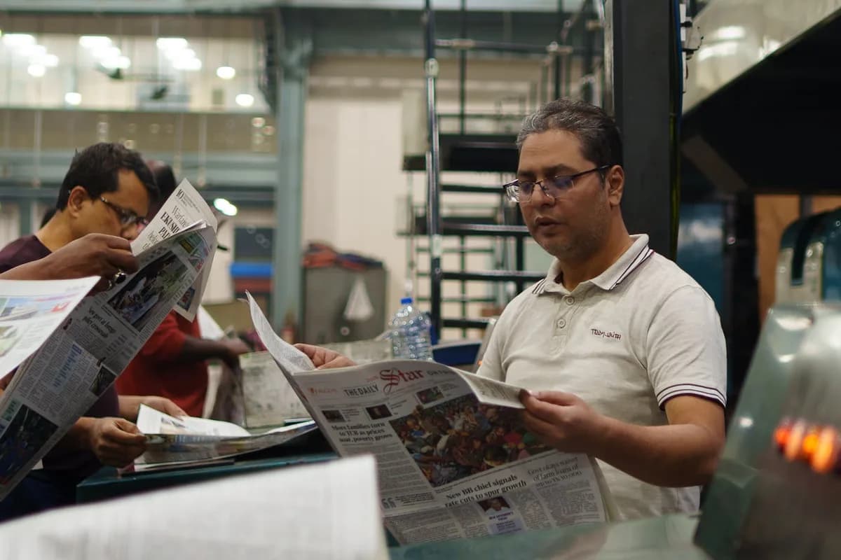 Equipe da Now Expressão conferindo uma prova impressa